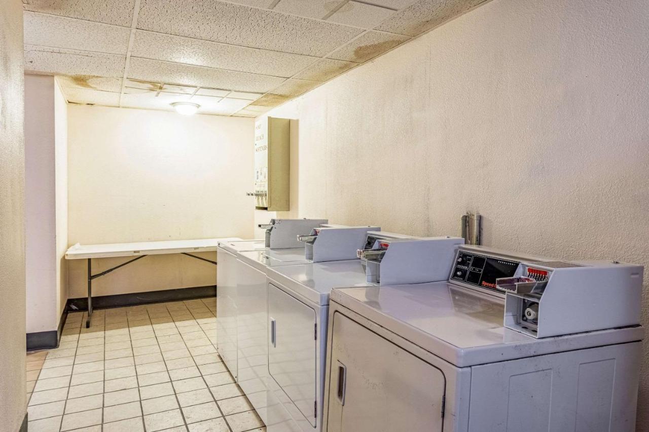 Econo Lodge Fredonia Bagian luar foto