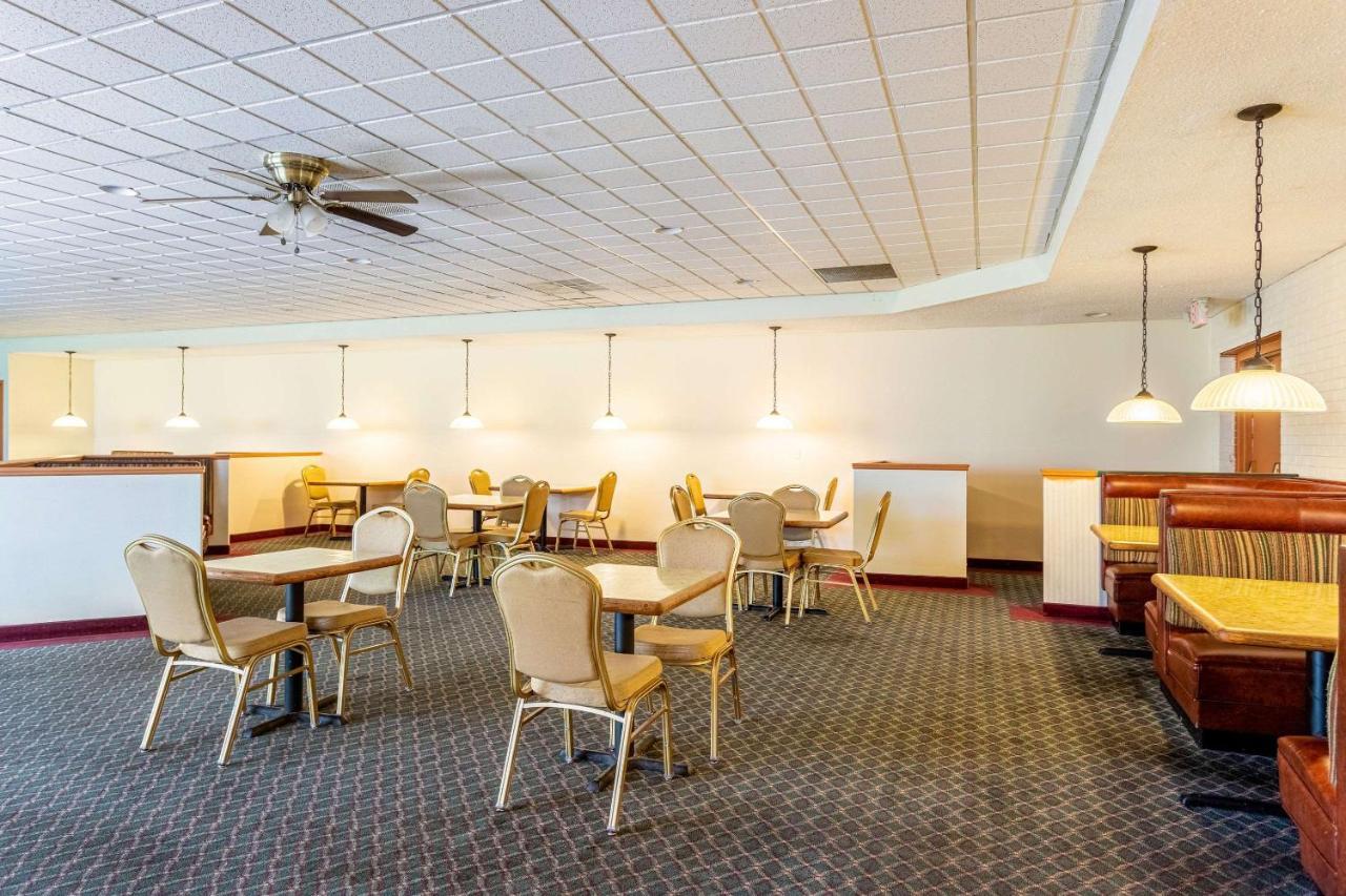 Econo Lodge Fredonia Bagian luar foto