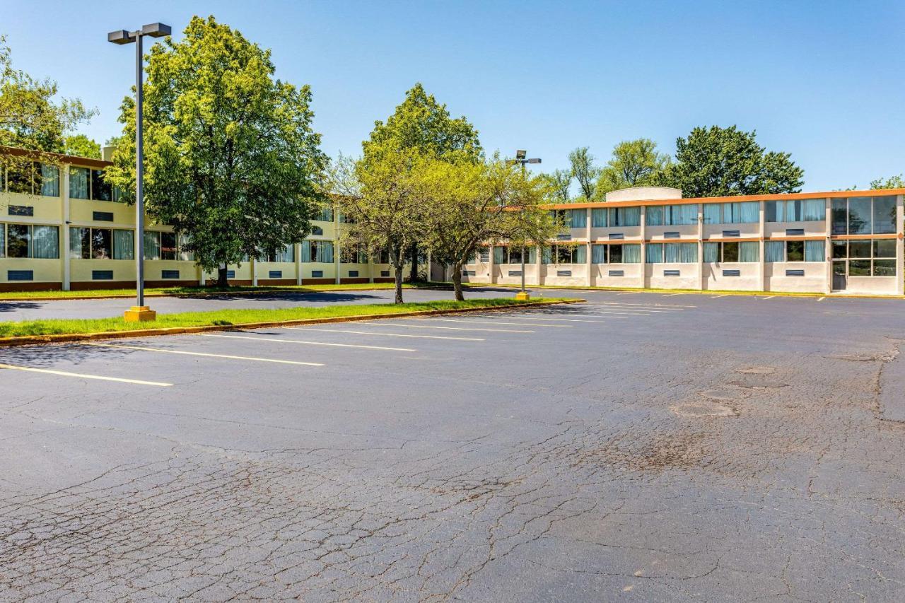 Econo Lodge Fredonia Bagian luar foto