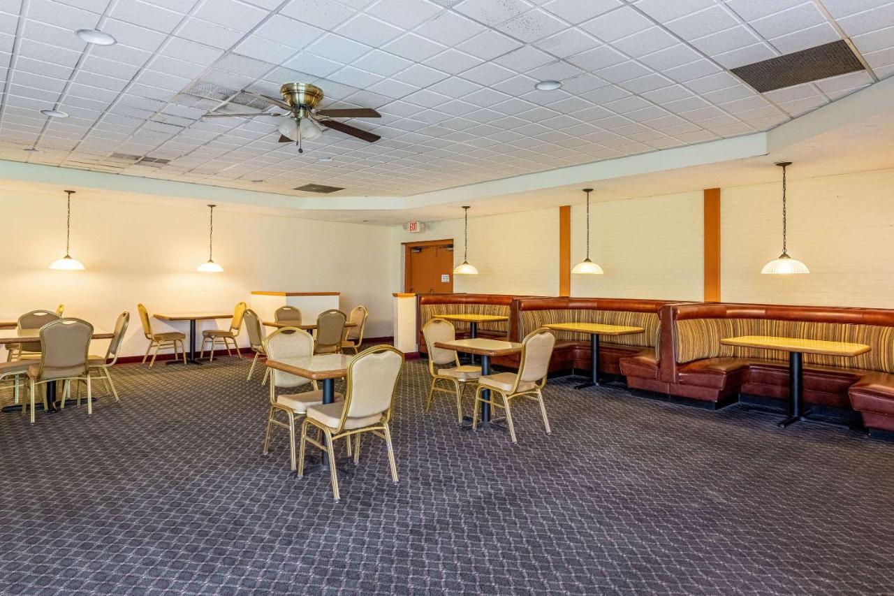 Econo Lodge Fredonia Bagian luar foto