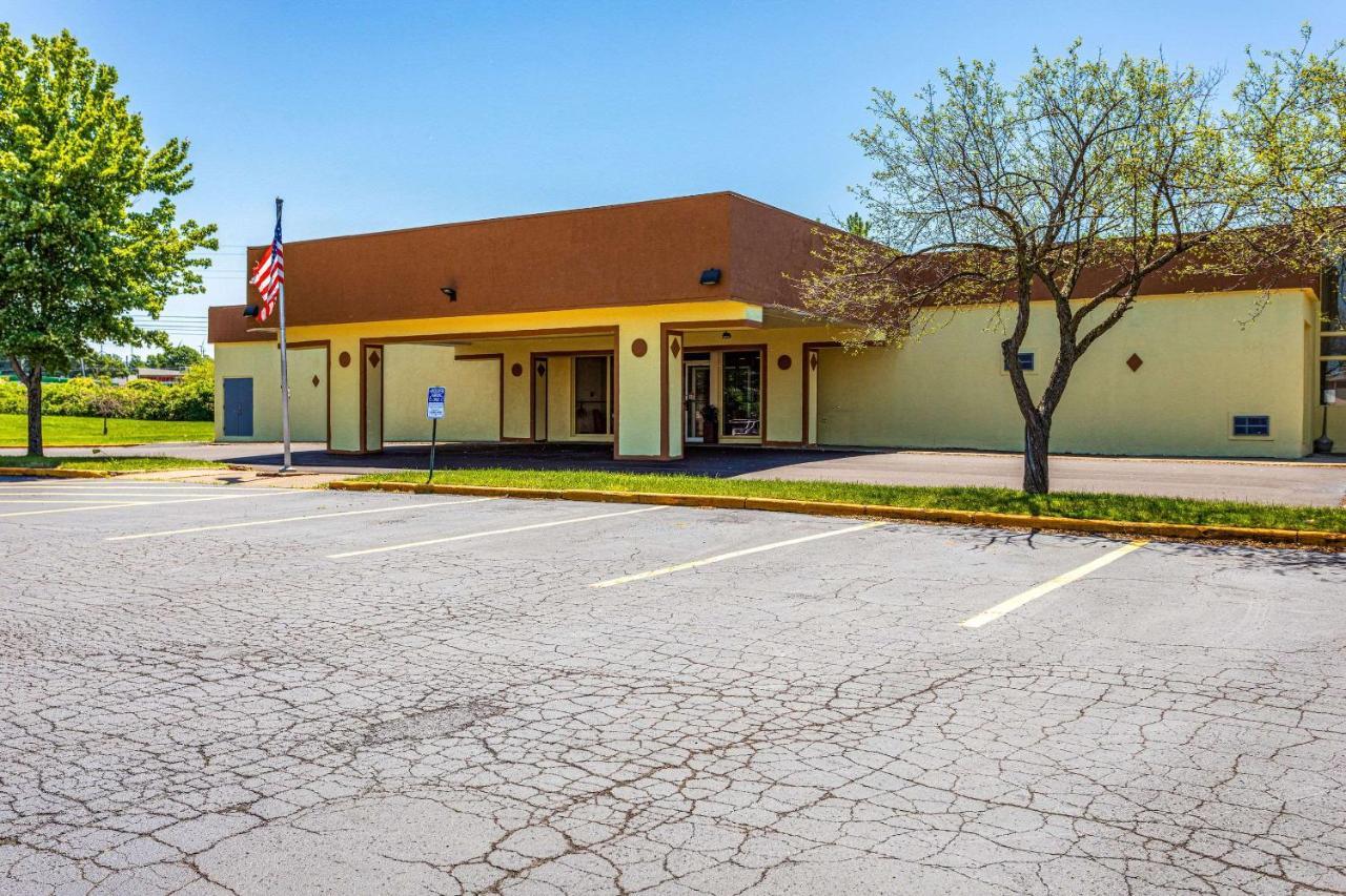 Econo Lodge Fredonia Bagian luar foto