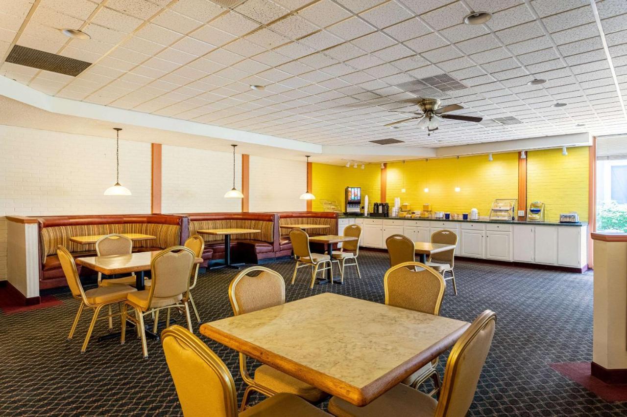 Econo Lodge Fredonia Bagian luar foto