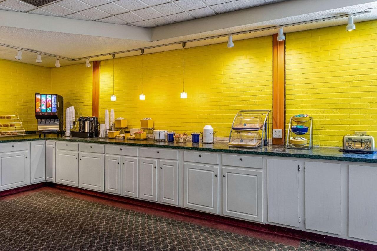 Econo Lodge Fredonia Bagian luar foto