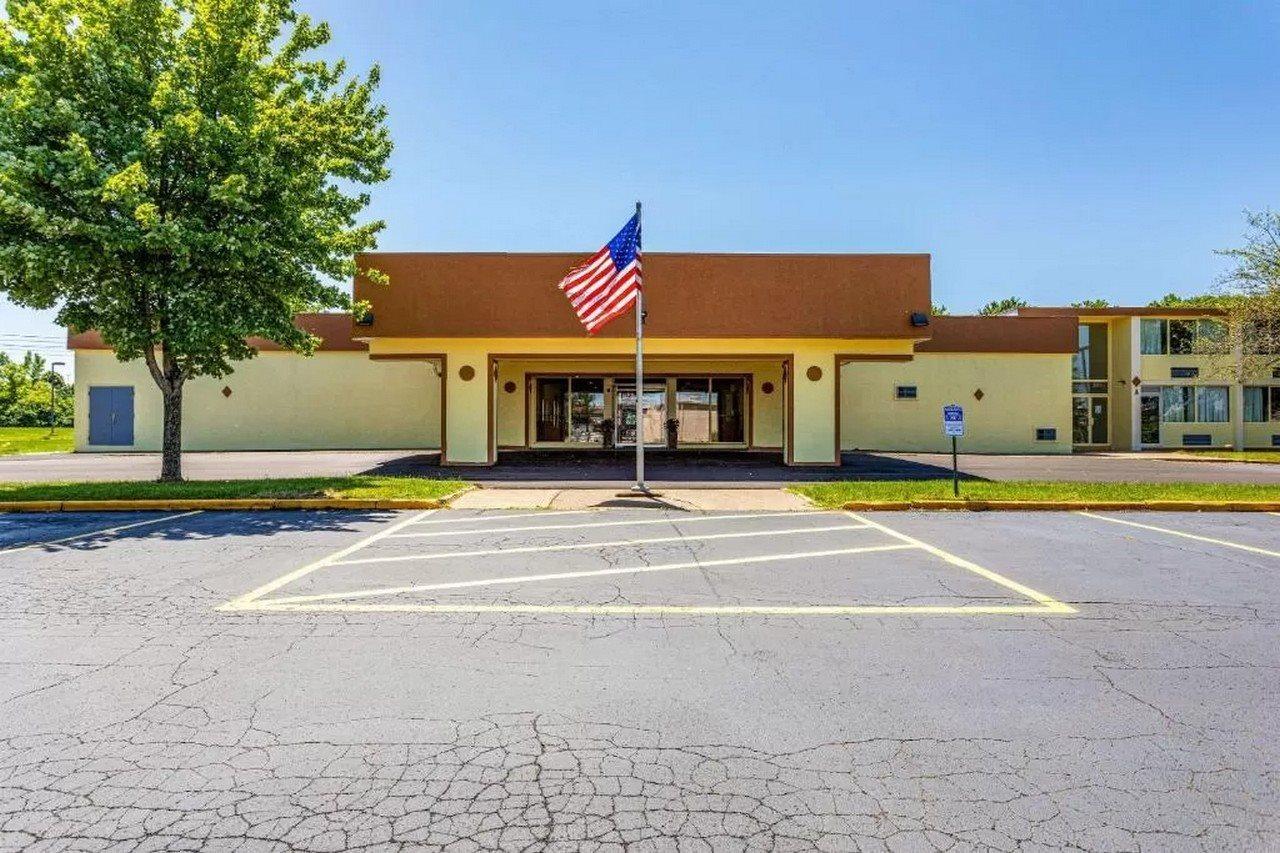 Econo Lodge Fredonia Bagian luar foto