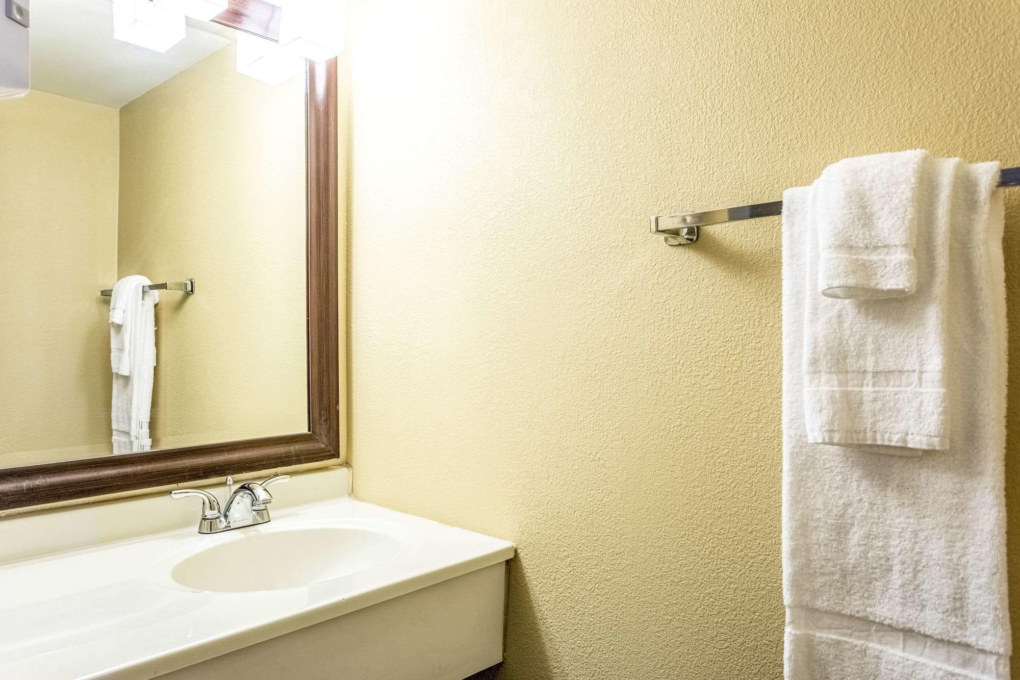Econo Lodge Fredonia Bagian luar foto