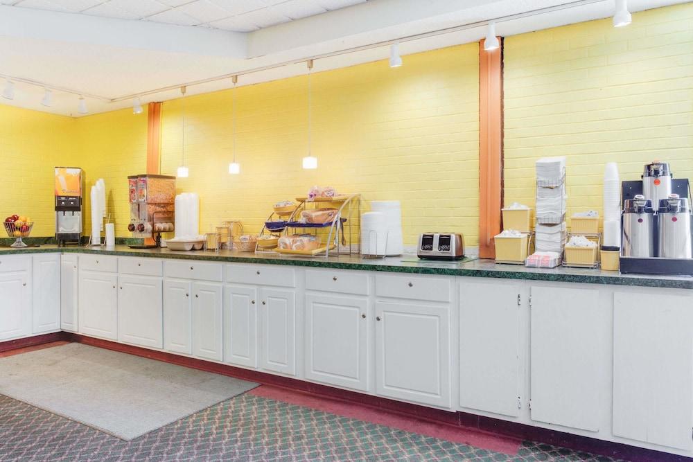 Econo Lodge Fredonia Bagian luar foto